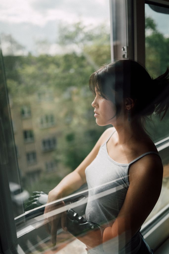 chica mirando ventana