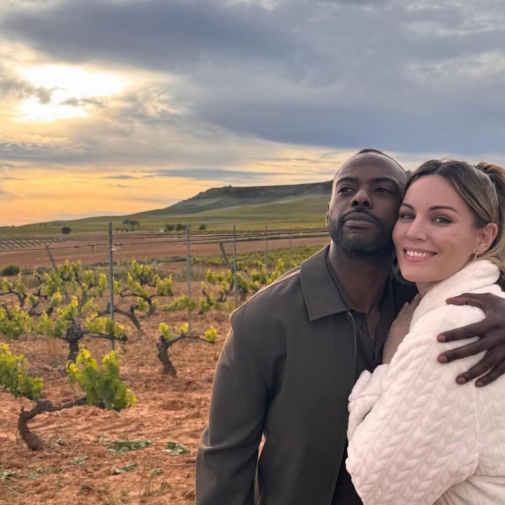 Edurne y el actor Boré Buika, rodeados de viñedos