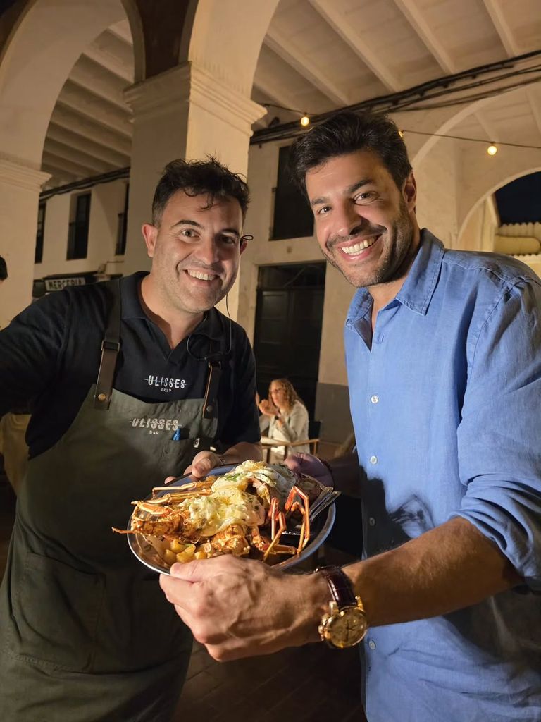 Miguel posa con el chef de un conocido local en Menorca
