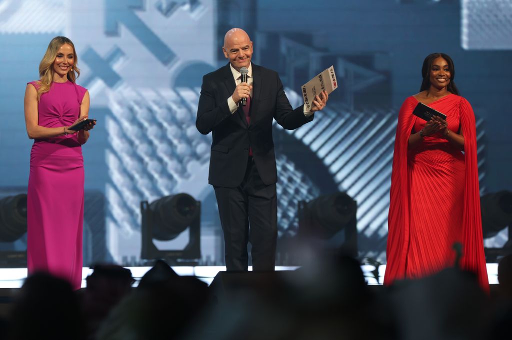 Cristina Gullón, Gianni Infantino, presidente de la FIFA, y Samantha Johnson