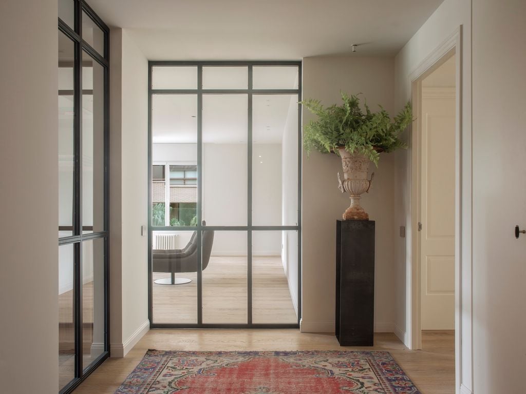 Pasillo con planta grande. 