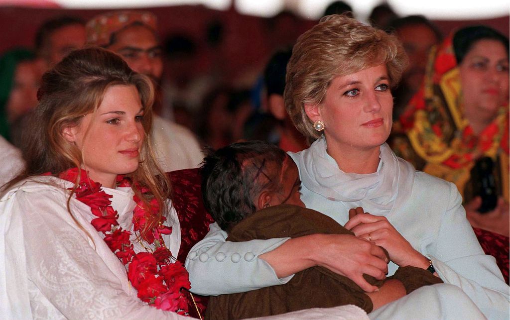 Jemima Khan y la princesa Diana de Gales en 1996 en Pakistán en una visita al Shaukat Khanum Hospital