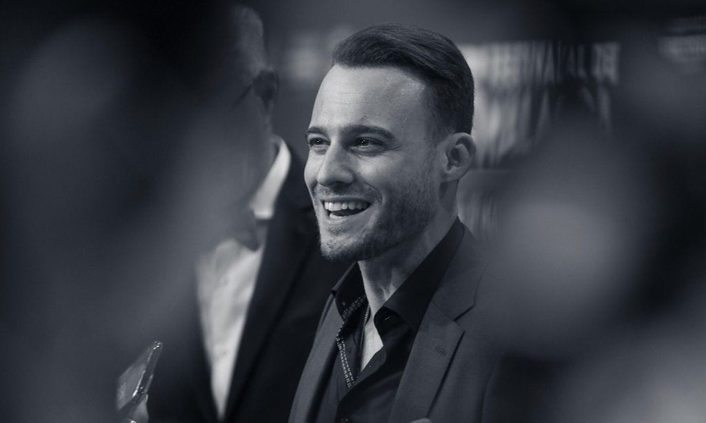 Kerem Bursin HOLA PLUS