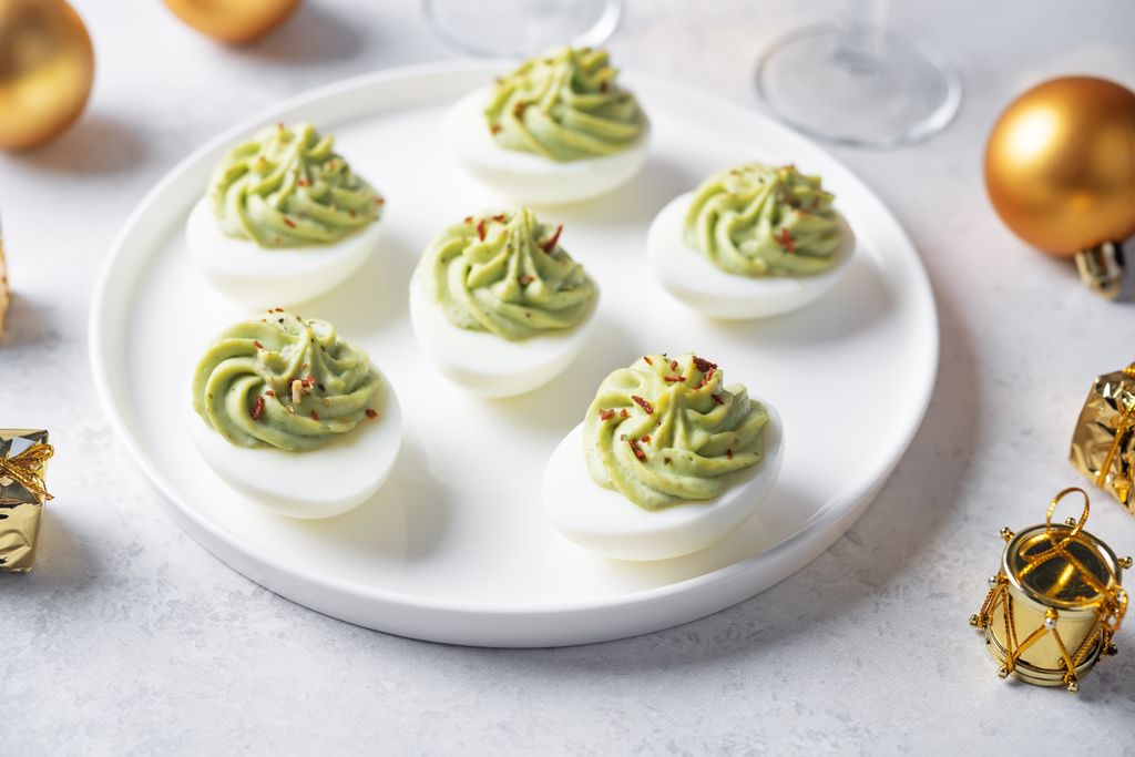 Huevos rellenos con crema de aguacate.