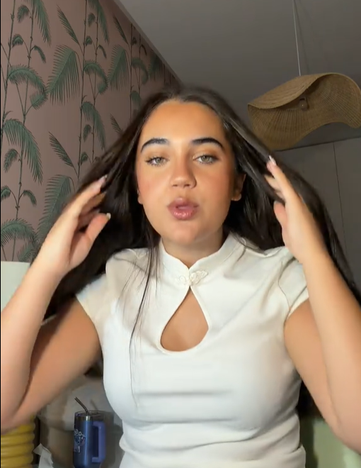 Daniella Bustamante después de su tutorial de maquillaje