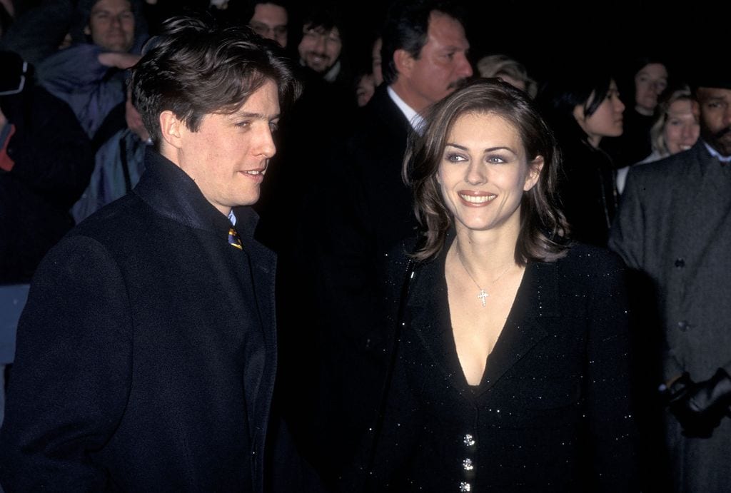 Hugh Grant y Elizabeth Hurley, en el estreno de 'Restauración' (diciembre de 1995)