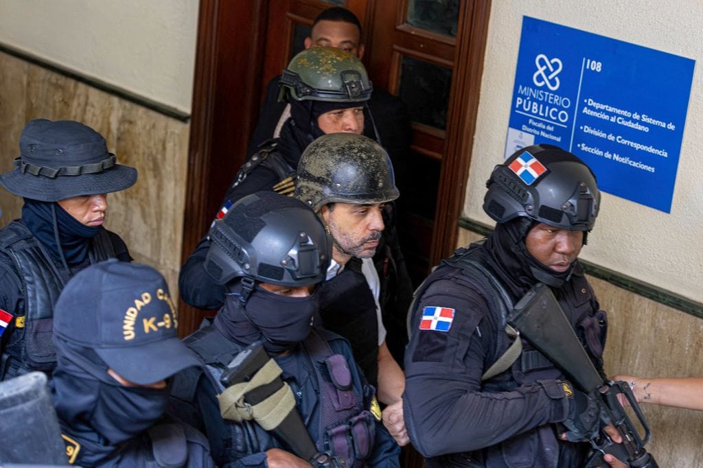 Antonio Espaillat, dueño y gerente del Jet Set, es visto en custodia de la policía dominicana en Santo Domingo el pasado 15 de junio.
