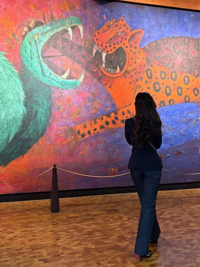 Fátima apreció el famoso mural 'Dualidad', del artista mexicano Rufino Tamayo.