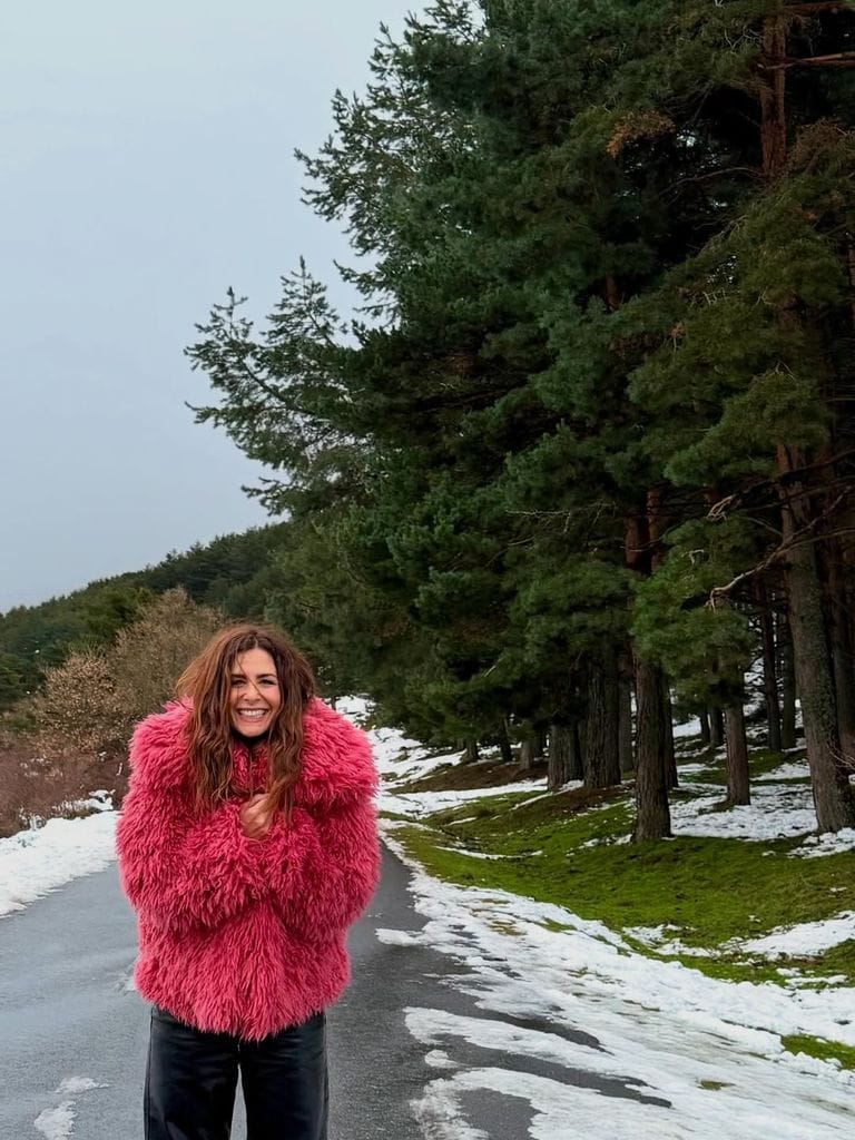 Nuria Roca con abrigo rosa 'Barbie' de efecto pelo, en la nieve.