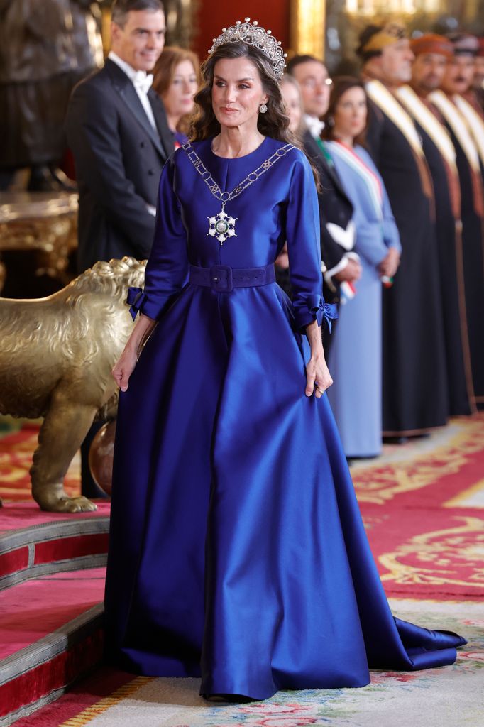 La reina Letizia en la cena de gala en el Palacio Real para el sultán de Omán, 2025.