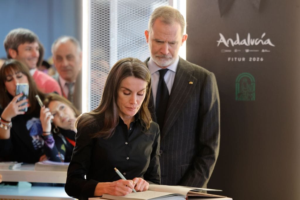 Los Reyes firman en el libro de condolencias de Fitur