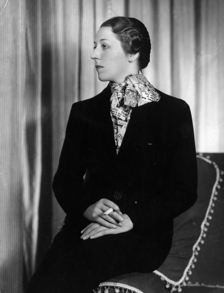 La aviadora inglesa Amy Johnson (1903-1941) con un traje de lana y una camisa de periódico de la colección de ropa de vuelo diseñada para ella por Madame Schiaparelli.