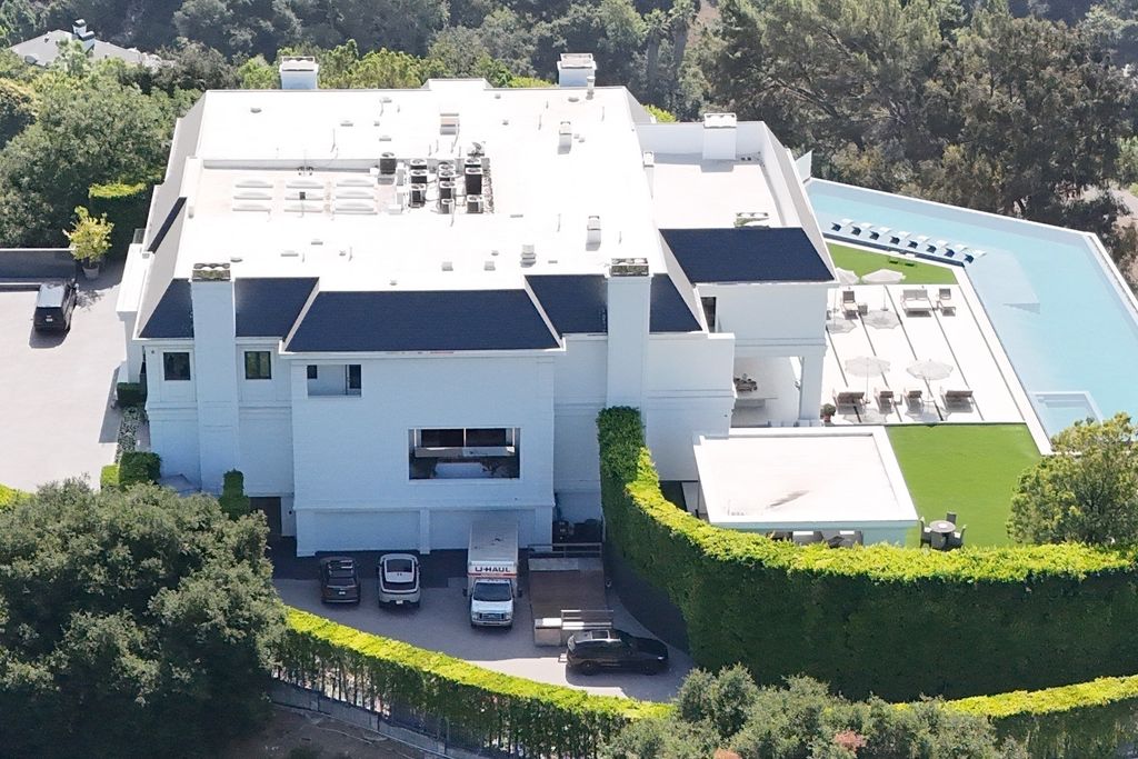 Photo Â© 2024 Backgrid/The Grosby Group

EXCLUSIVE
Beverly Hills, CA  
Jennifer Lopez begins the process of moving on from her marriage to Ben Affleck and moving into a new Beverly Hills home, following her divorce filing on August 20, 2024, which marks the second anniversary of their wedding. Citing April 26, 2024, as the date of separation, Lopez filed the legal documents personally without an attorney. *** Jennifer Lopez inicia el proceso de separaciÃ³n de su matrimonio con Ben Affleck y se muda a una nueva casa en Beverly Hills, tras presentar la demanda de divorcio el 20 de agosto de 2024, fecha en la que se cumple el segundo aniversario de su boda. Citando el 26 de abril de 2024 como fecha de separaciÃ³n, LÃ³pez presentÃ³ los documentos legales personalmente sin abogado.

Pictured: Jennifer Lopez