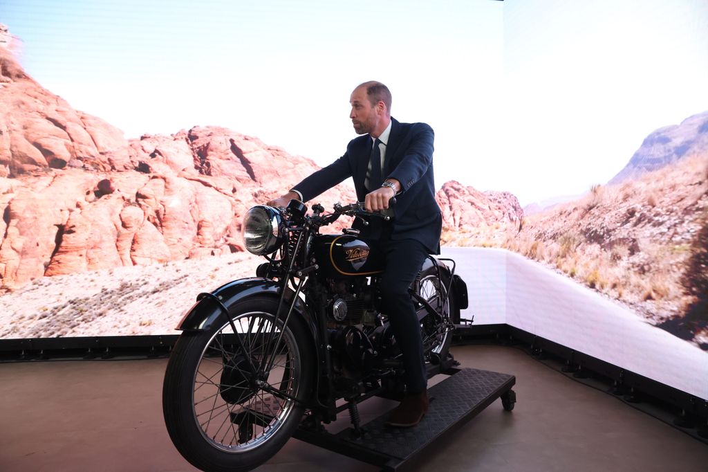 Guillermo de Inglaterra en 2024 en Belfast sobre una moto hisórica