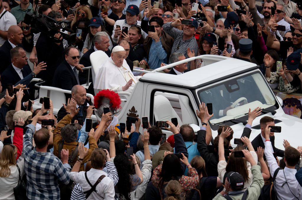 La última aparición pública del Papa Francisco fue este Domingo de Pascua en la Plaza de San Pedro en un recorrido en el 'papamóvil'