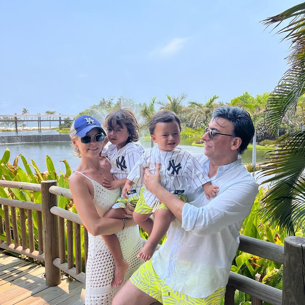 Adal Ramones cargando a su hijo Cayetano junto a su esposa, Karla de la Mora y su hijo Cristóbal.