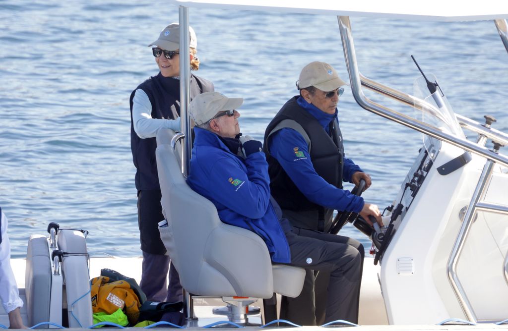 Don Juan Carlos y la Infanta Elena salen a navegar en la segunda jornada del Trofeo Xacobeo de vela