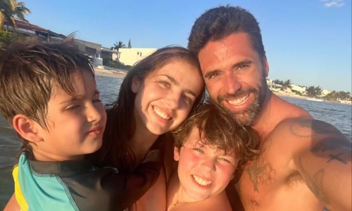 Michelle Renaud y Matías Novoa con sus respectivos hijos