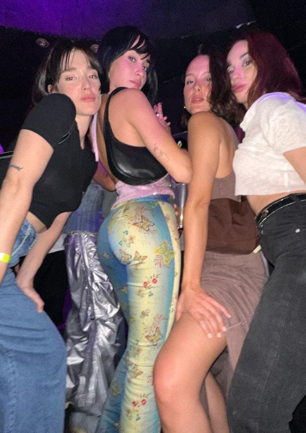 Aitana con pantalones de estampado de mariposa, de Siedres