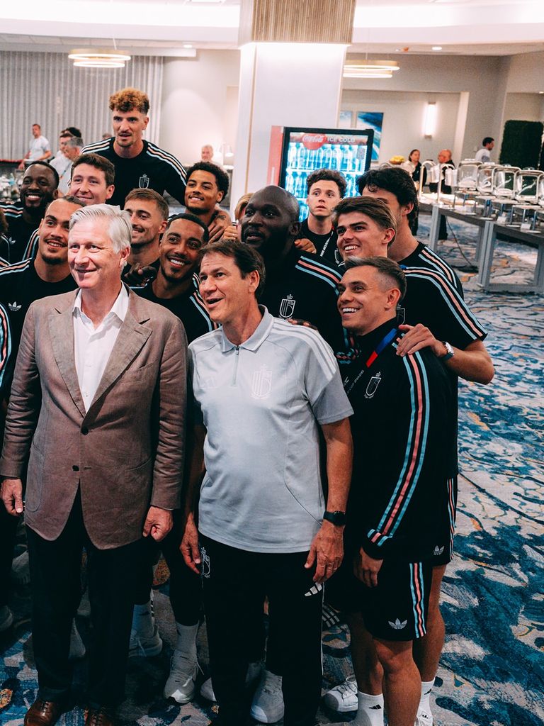 Felipe de Bélgica posa con los técnicos y los futbolistas de la selección de su país
