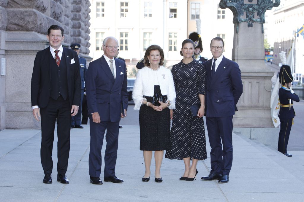 Los reyes Carlos Gustavo de Suecia con Victoria de Suecia y Daniel de Suecia 