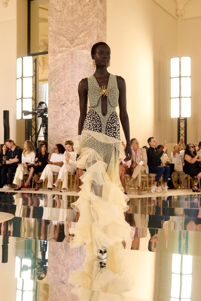 Tras reconciliarse con Taylor Swift para su boda, Karlie Kloss aterriza en París para Schiaparelli una colección inspirada en Gaudí