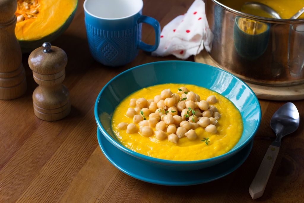 Aprovecha para decorar estas cremas con legumbres cocidas o fritas.