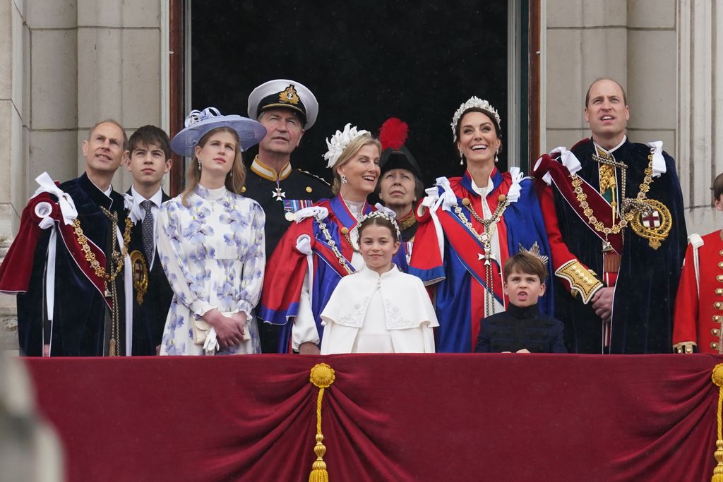 Plano medio de algunos miembros de la realeza inglesa desde el balcón real