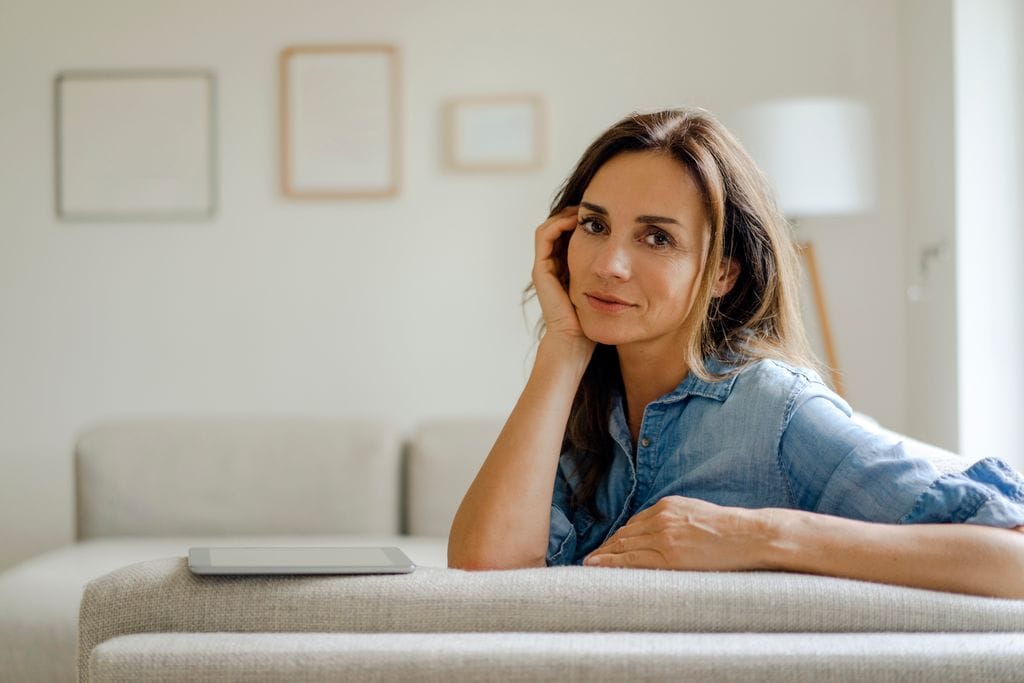 Mujer madura sentada en un sofá 