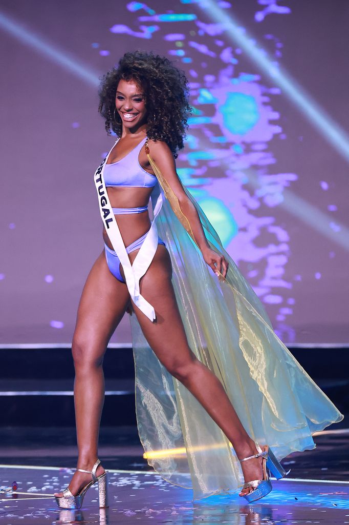 Plano entero de Andreia Correia, Miss Portugal, en el escenario