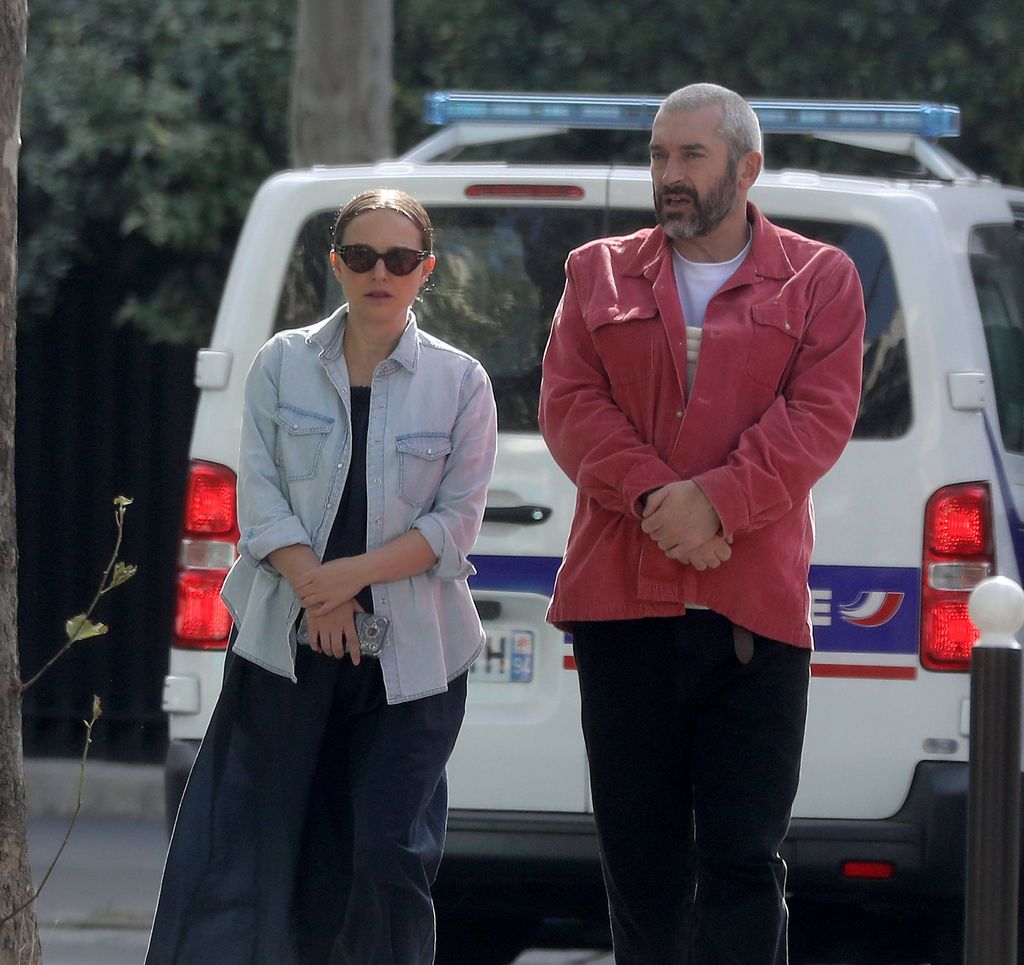 Natalie Portman y Tanguy Destable fueron captados en París tras el nacimiento de su bebé.