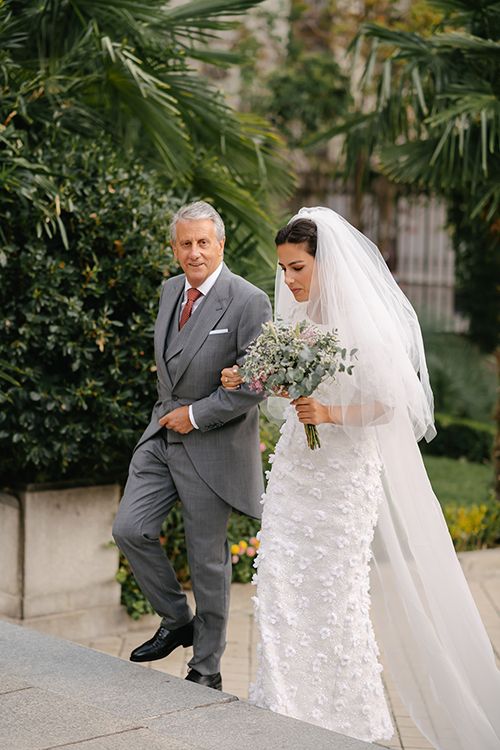 Novia con su padre en la iglesia