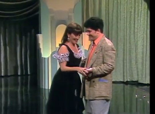 Almodóvar le entrega un trozo del muro de Berlín a Carmen Maura para reconciliarse