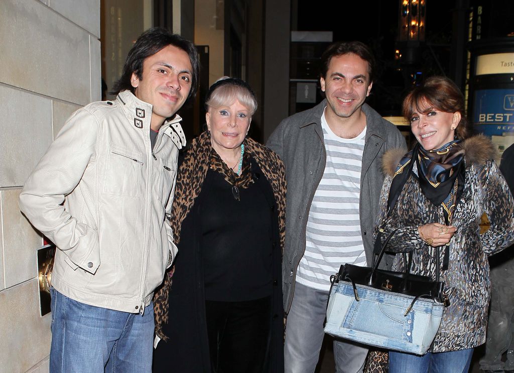 Cristian Castro con su madre, Verónica, su abuela Socorro y su hermano, Michele en West Hollywood.
