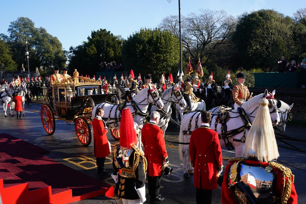 El carruaje de Estado, ocupado por el soberano británico y el mandatario alemán, ha sido el primero de procesión real