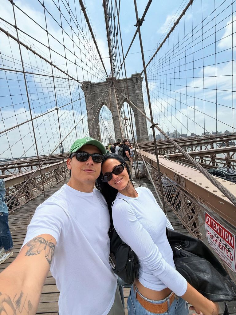 Paulo Dybala y Oriana Sabatini visitaron el famoso Puente de Brooklyn en su viaje a Nueva York.