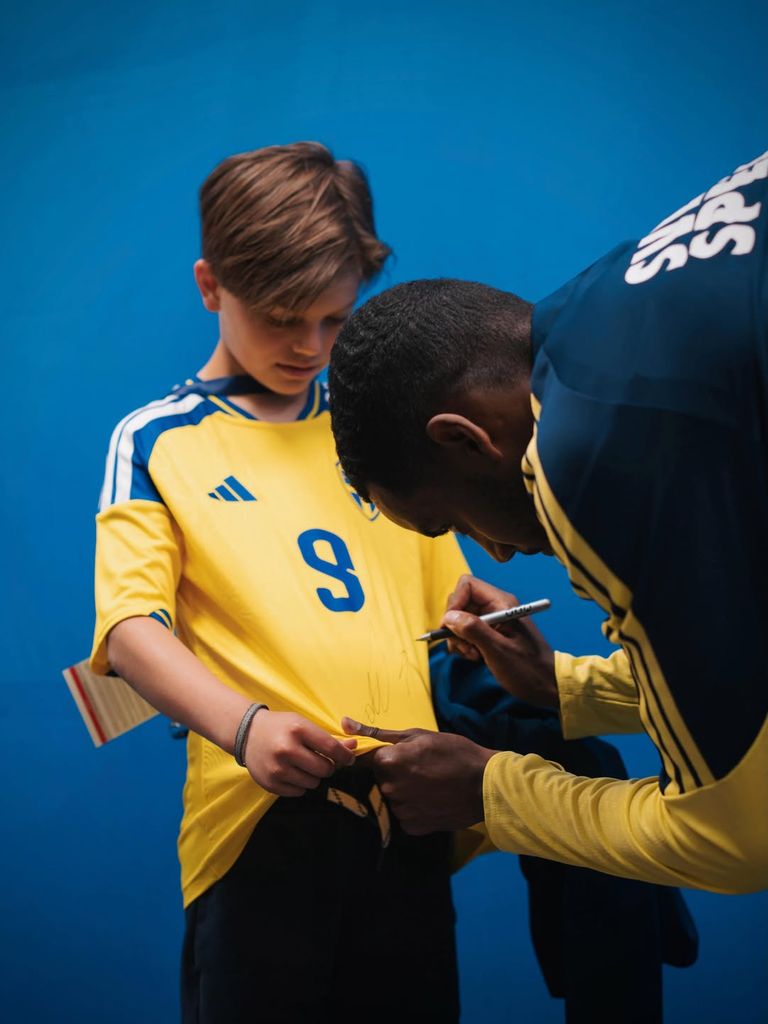 La visita del príncipe Óscar a la selección masculina de fútbol de Suecia