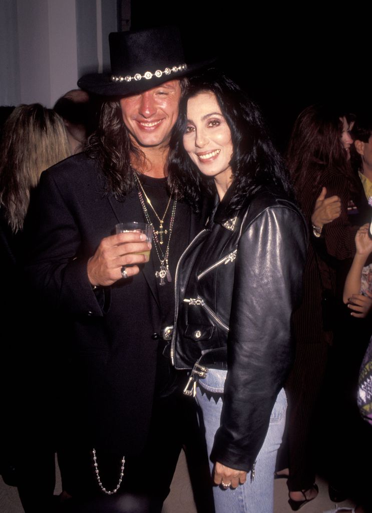 Richie Sambora y Cher en 1991 en Griffith Park, Los Angeles, California.