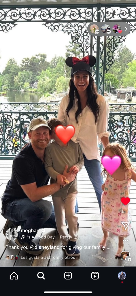 Meghan y Harry con sus hijos en Disenyland en una foto familiar del recuerdo.