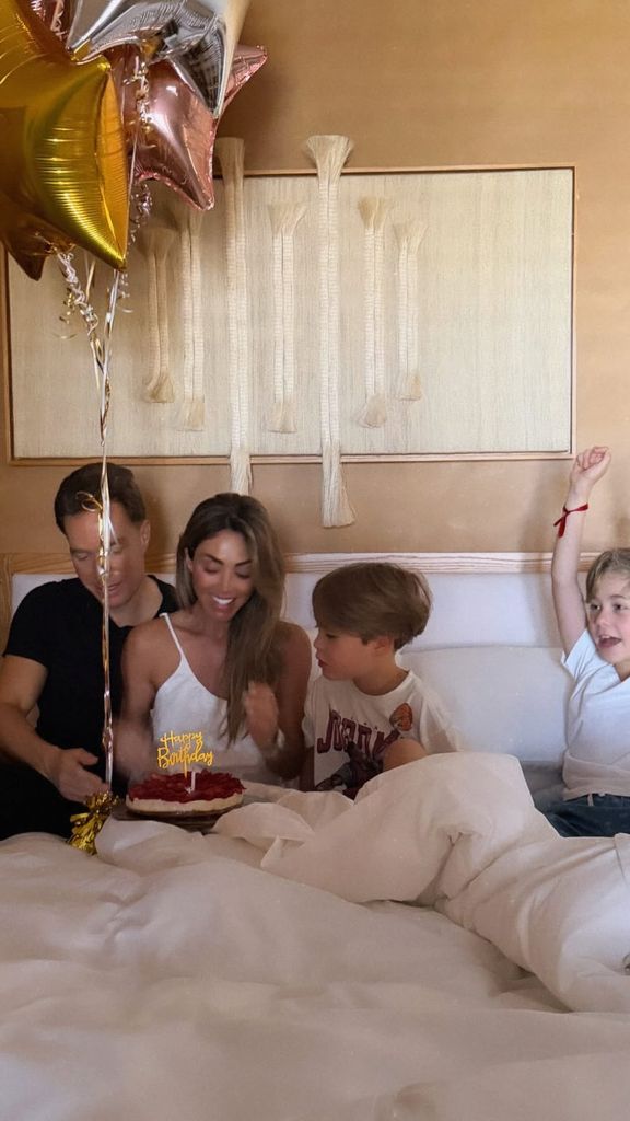 Anahí inició su cumpleaños con una sorpresa de su esposo Manuel Velasco y sus dos hijos.