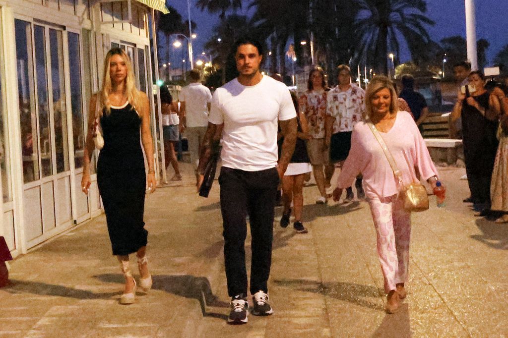 Terelu Campos, Alejandra Rubio y Carlo Costanzia en Málaga este verano 