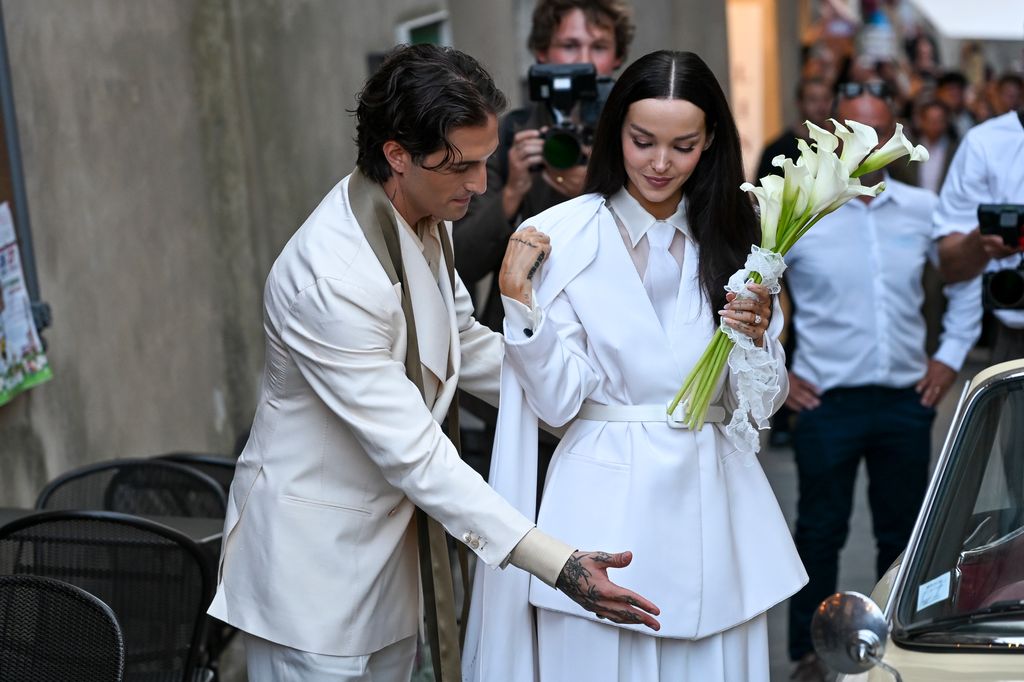 Dove Cameron eligió un look nupcial alejado del clásico vestido de novia: llevóo chaqueta con corbata y cinturón y falda larga