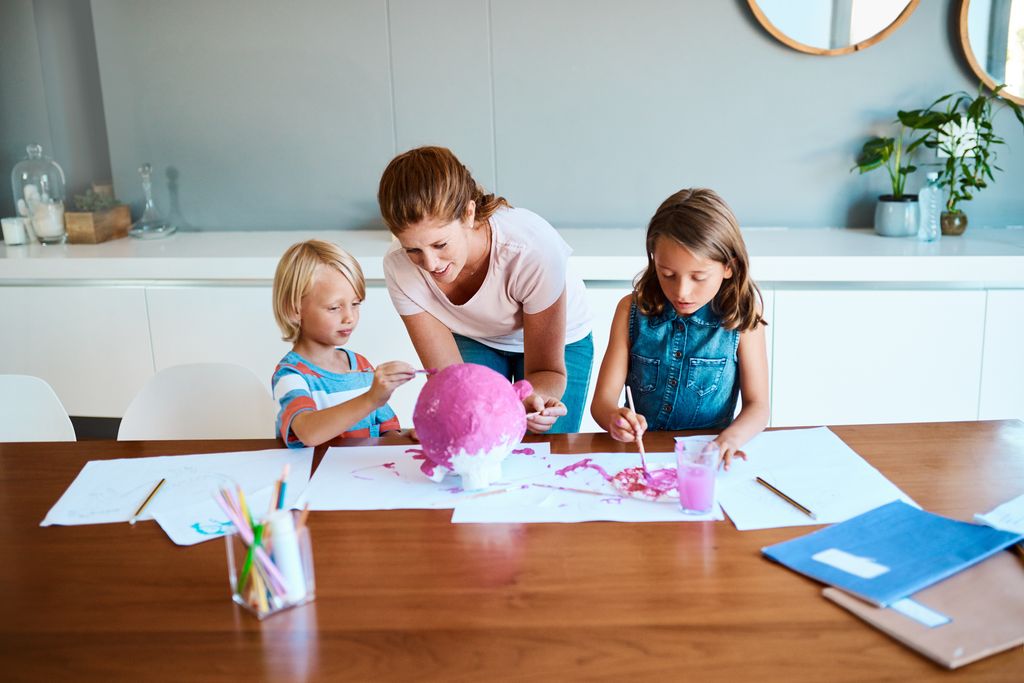 Madre con su dos hijos haciendo manualidades