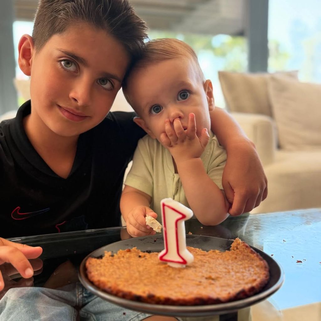 Marcelo posó muy contento con su hermanito menor 