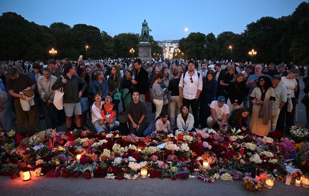 La gente se reúne en los alrededores del palacio para mostrar sus respetos por la salud del rey Harald, quien el pasado jueves 27 de agosto se reportaba como delicado. 