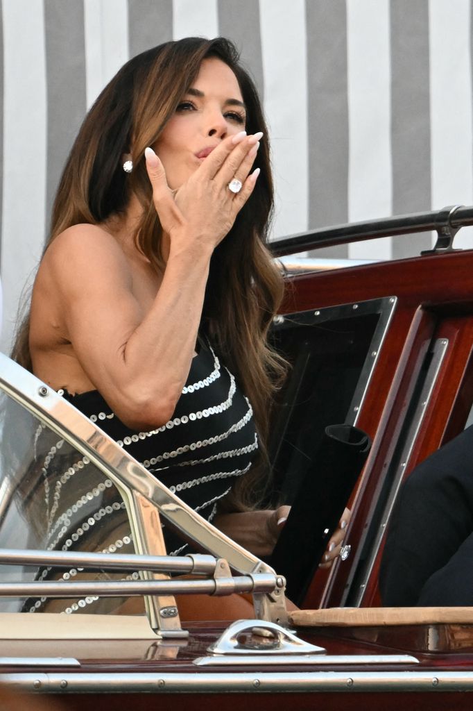Lauren Sanchez luce radiante saliendo del hotel Aman Hotel en Venecia. 