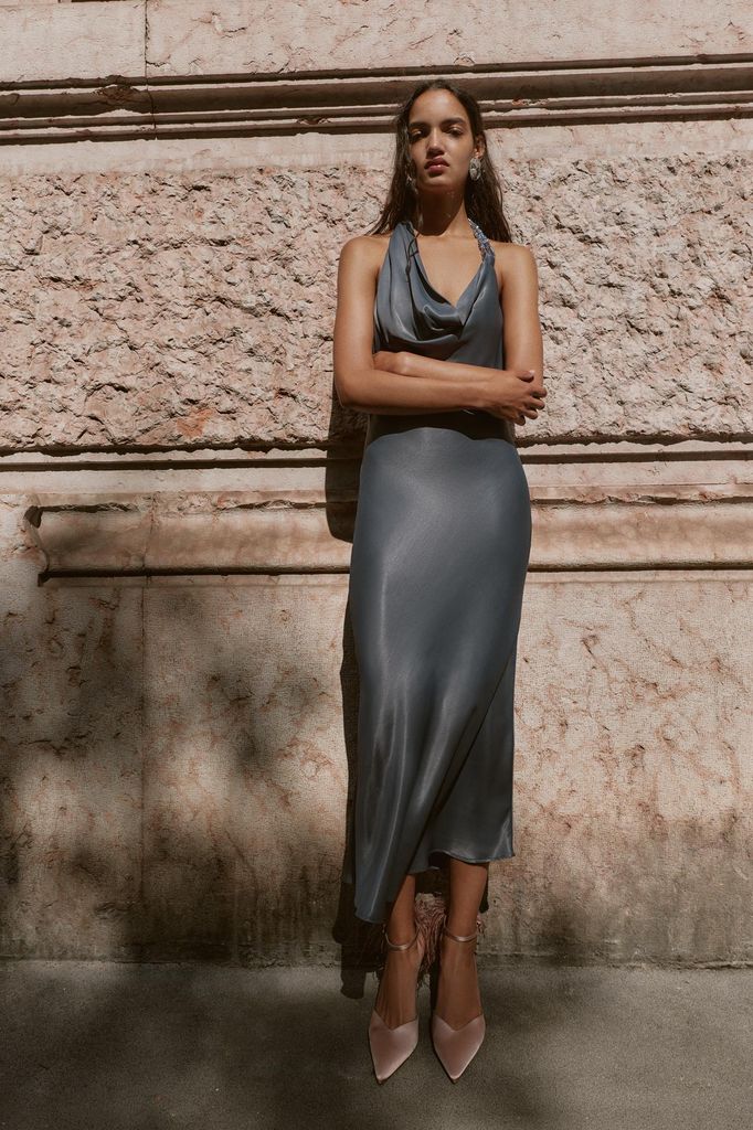 Vestido midi satinado gris con detalle de abalorios, de Zara