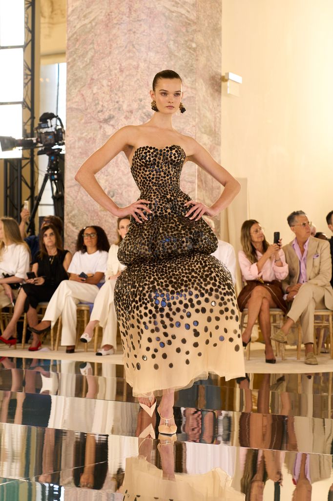 Tras reconciliarse con Taylor Swift para su boda, Karlie Kloss aterriza en París y desfila para la Alta Costura de Schiaparelli