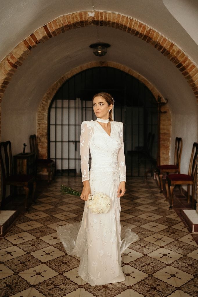 Vestido novia Rafa Valverde ramo blanco