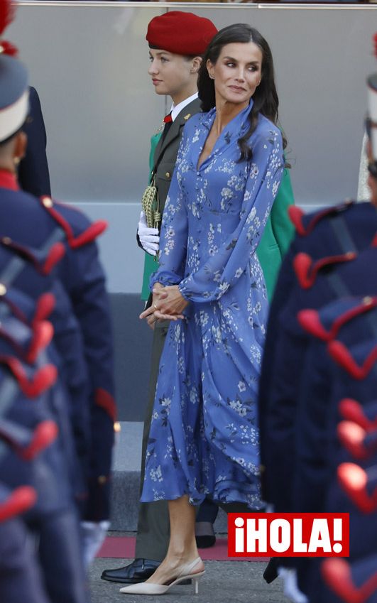 La reina Letizia estrena un vestido español de tejido reciclado para celebrar la Fiesta Nacional 2023